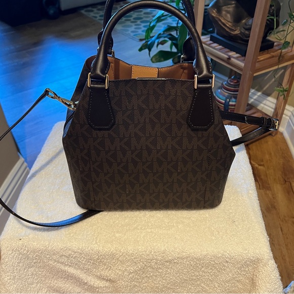 MK Michael Kors bucket shoulder bag purse - Picture 3 of 7